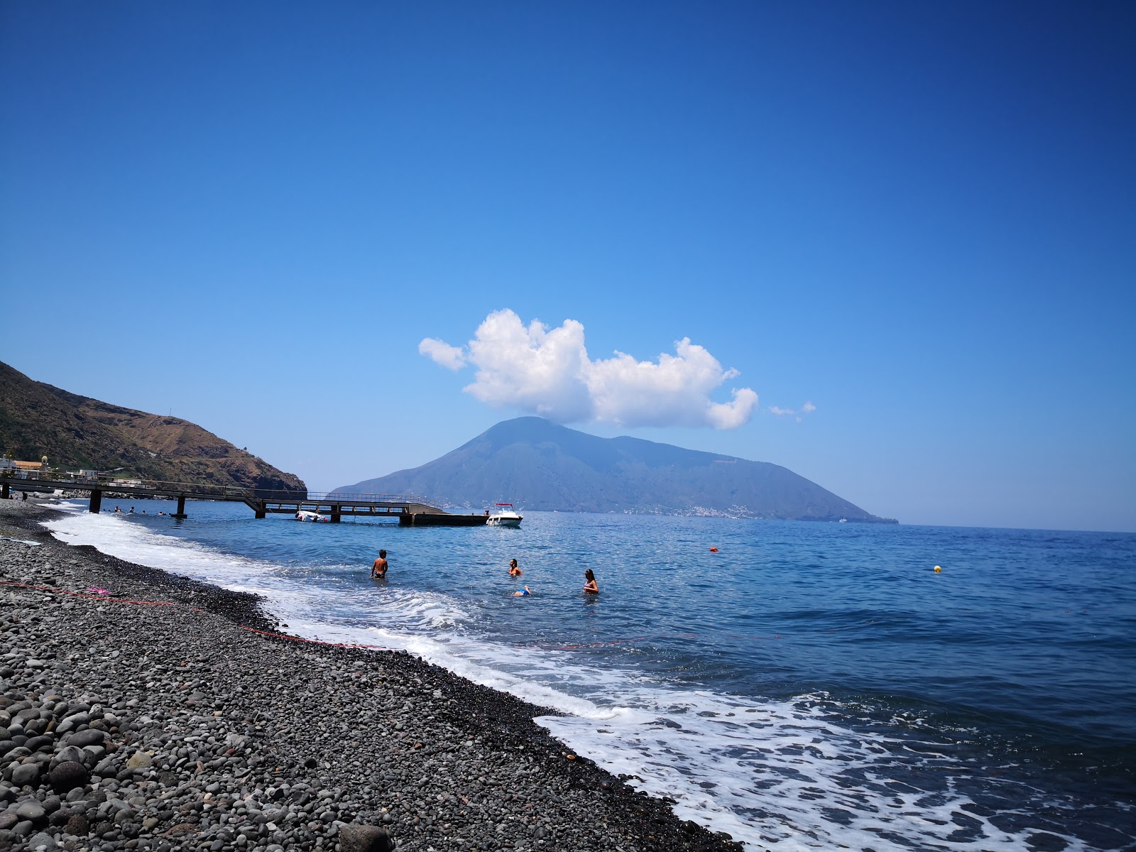 Photo de Spiaggia Acquacalda avec rivage droit, long