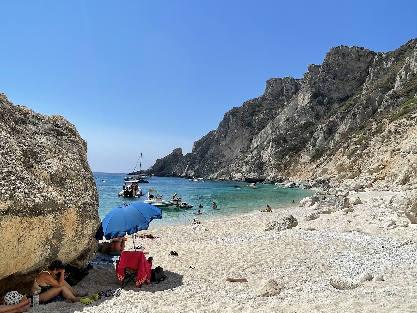 Foto von Aspri Ammos Beach mit beiger sand Oberfläche