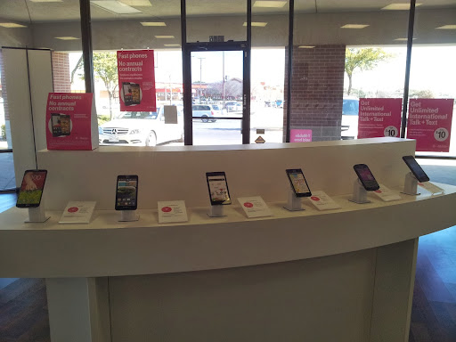 Cell Phone Store «T-Mobile Bedford», reviews and photos, 2126 Harwood Rd, Bedford, TX 76021, USA