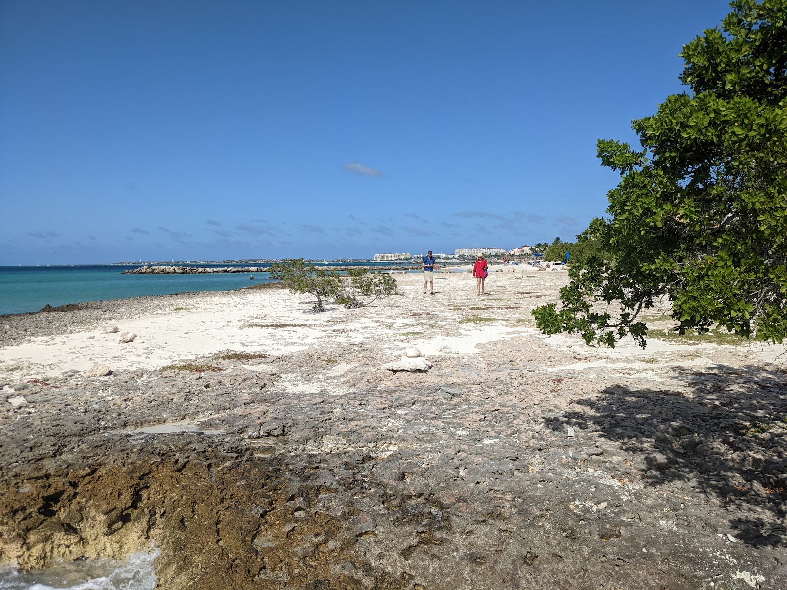Valokuva Blue Residences beachista. pinnalla turkoosi puhdas vesi:n kanssa
