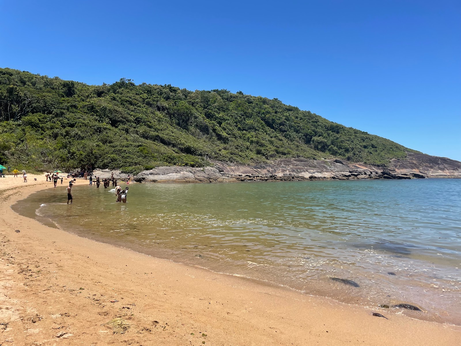 Foto von Einsiedlerstrand mit beiger sand Oberfläche