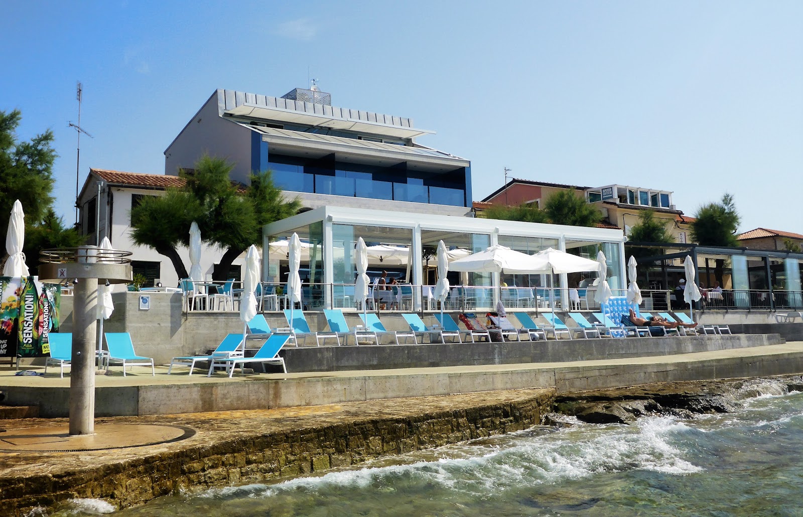 Foto von Novigrad beach mit türkisfarbenes wasser Oberfläche