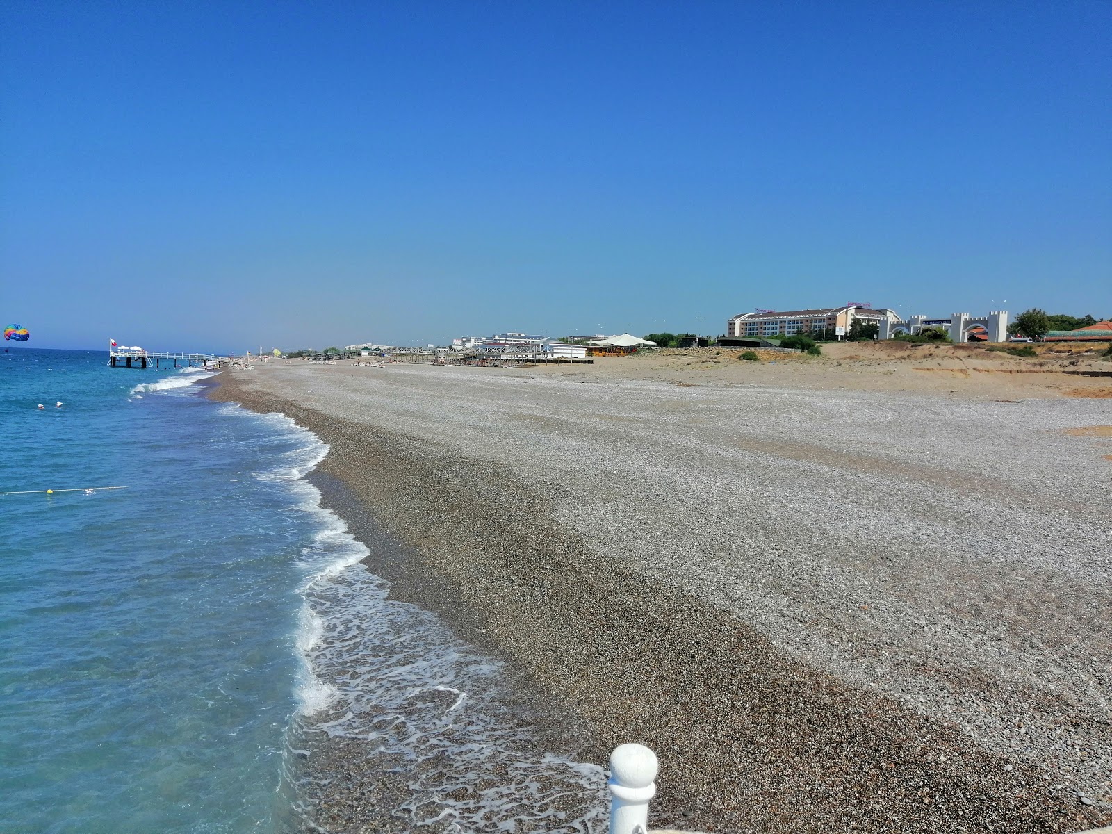 Foto av Sea Garden beach med musta hiekka ja kivi yta