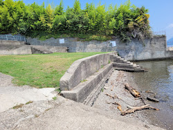 Spiaggia Castellaccio di Villa Lesa'in fotoğrafı - tatil için iyi evcil hayvan dostu nokta