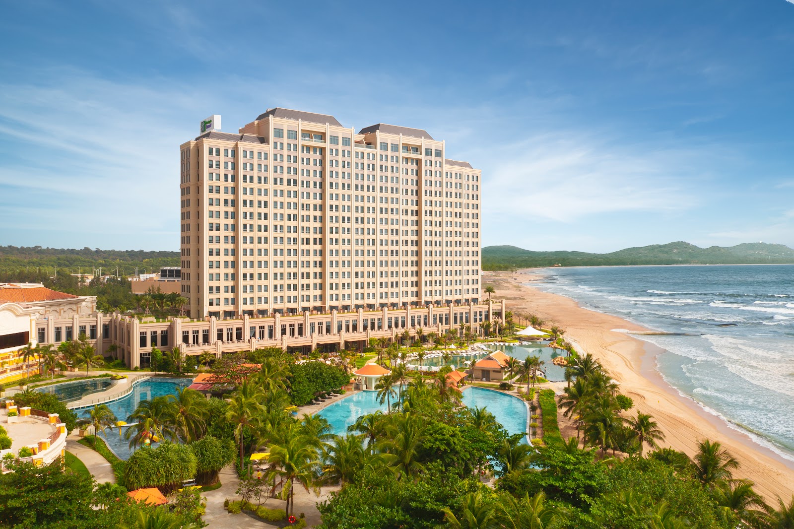 Valokuva Holiday Inn Resort beachista. sisältäen pitkä suora