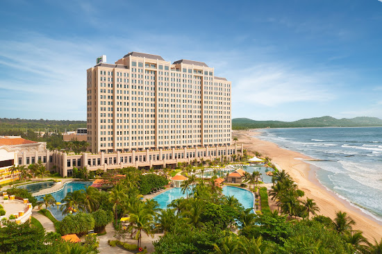 Holiday Inn Resort beach
