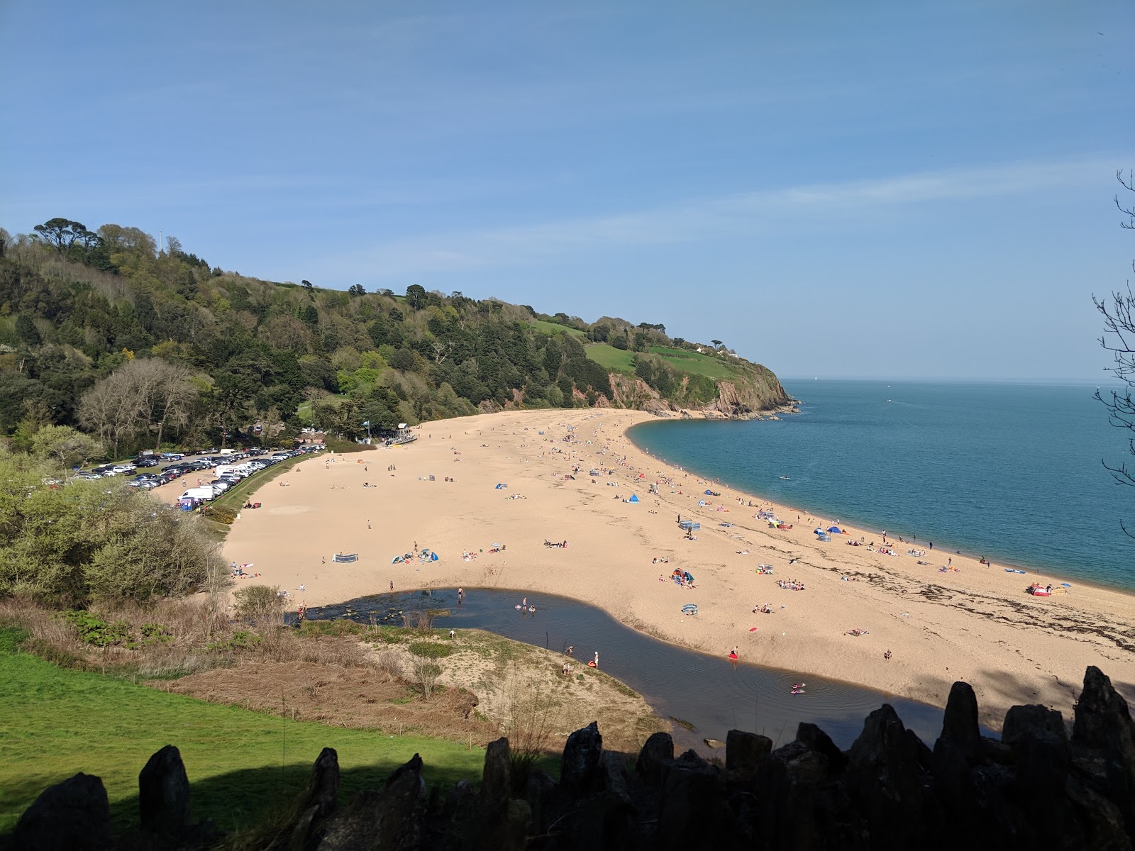 Photo de Blackpool Sands entouré de montagnes