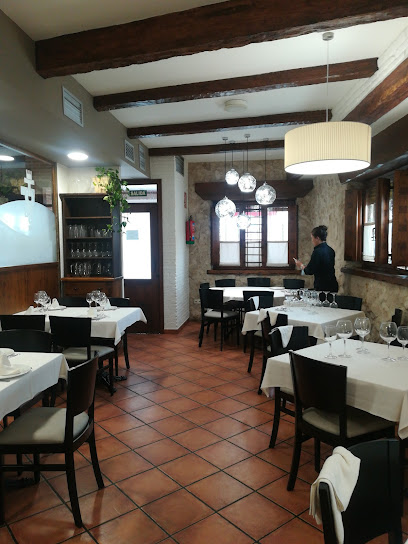 Restaurante Lobiche - C. el Mayo, 7, 40161 Navafría, Segovia, Spain