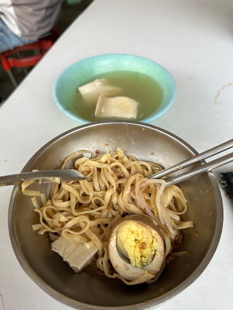 古早味拉仔麵，小菜，湯 的照片