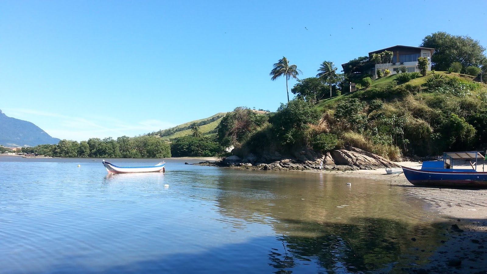 Foto de Praia do Deodato e o assentamento