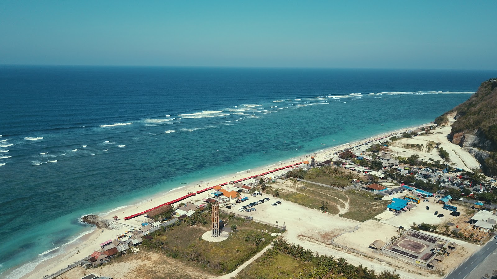 Φωτογραφία του Pandawa Beach και η εγκατάσταση