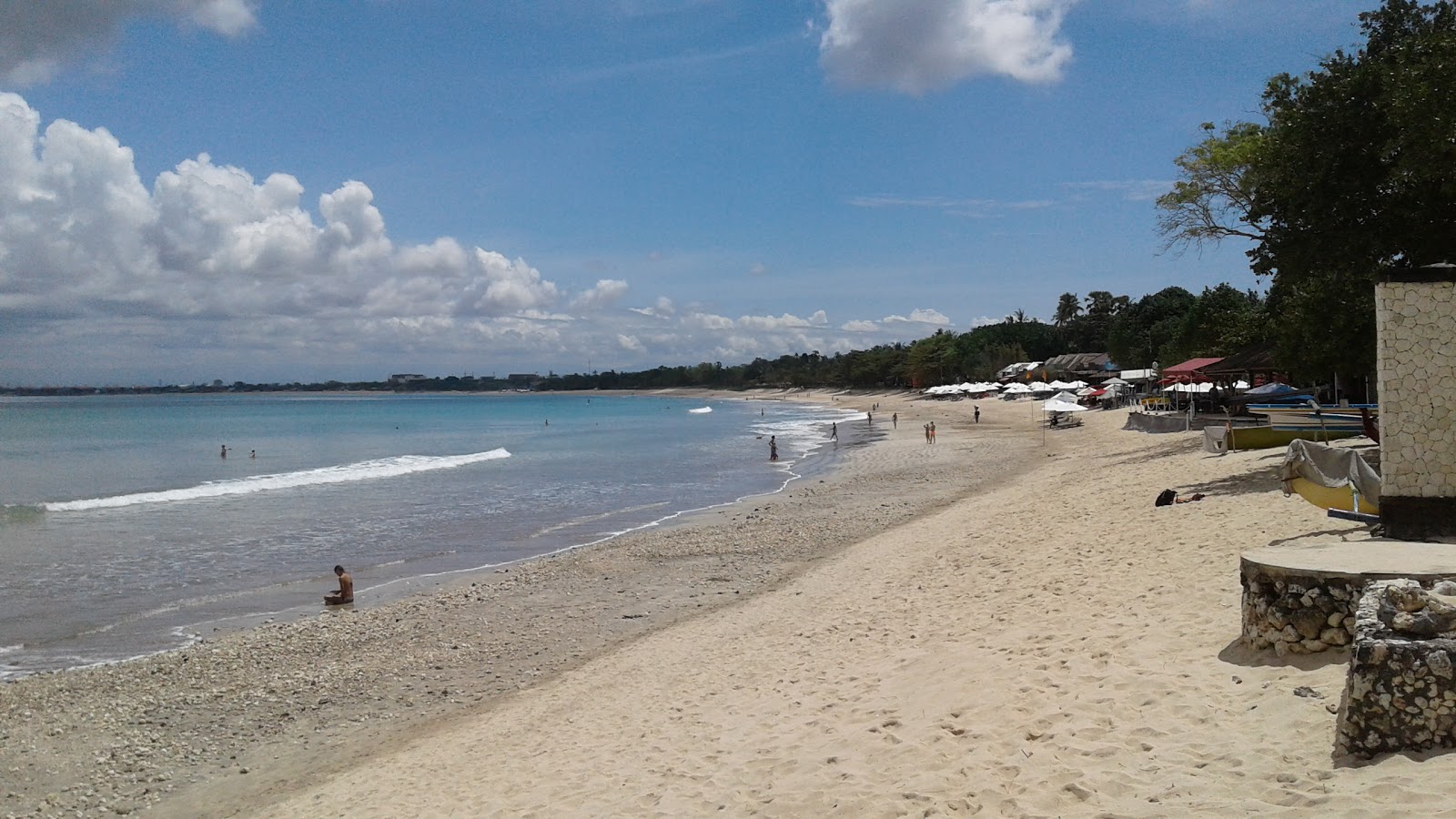 Foto di Muaya Beach con una superficie del sabbia beige