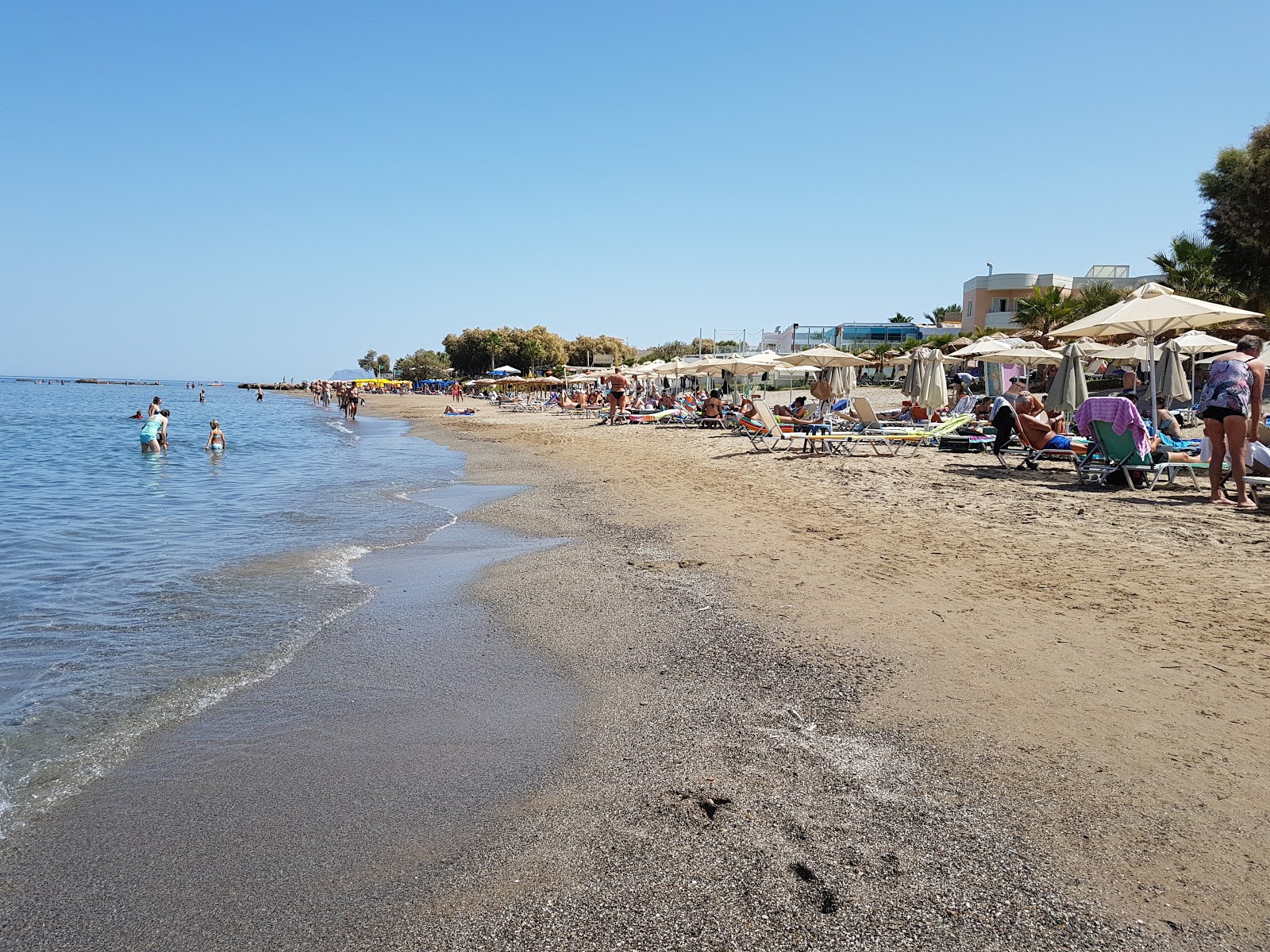 Φωτογραφία του Agia Marina Beach με επίπεδο καθαριότητας πολύ καθαρό