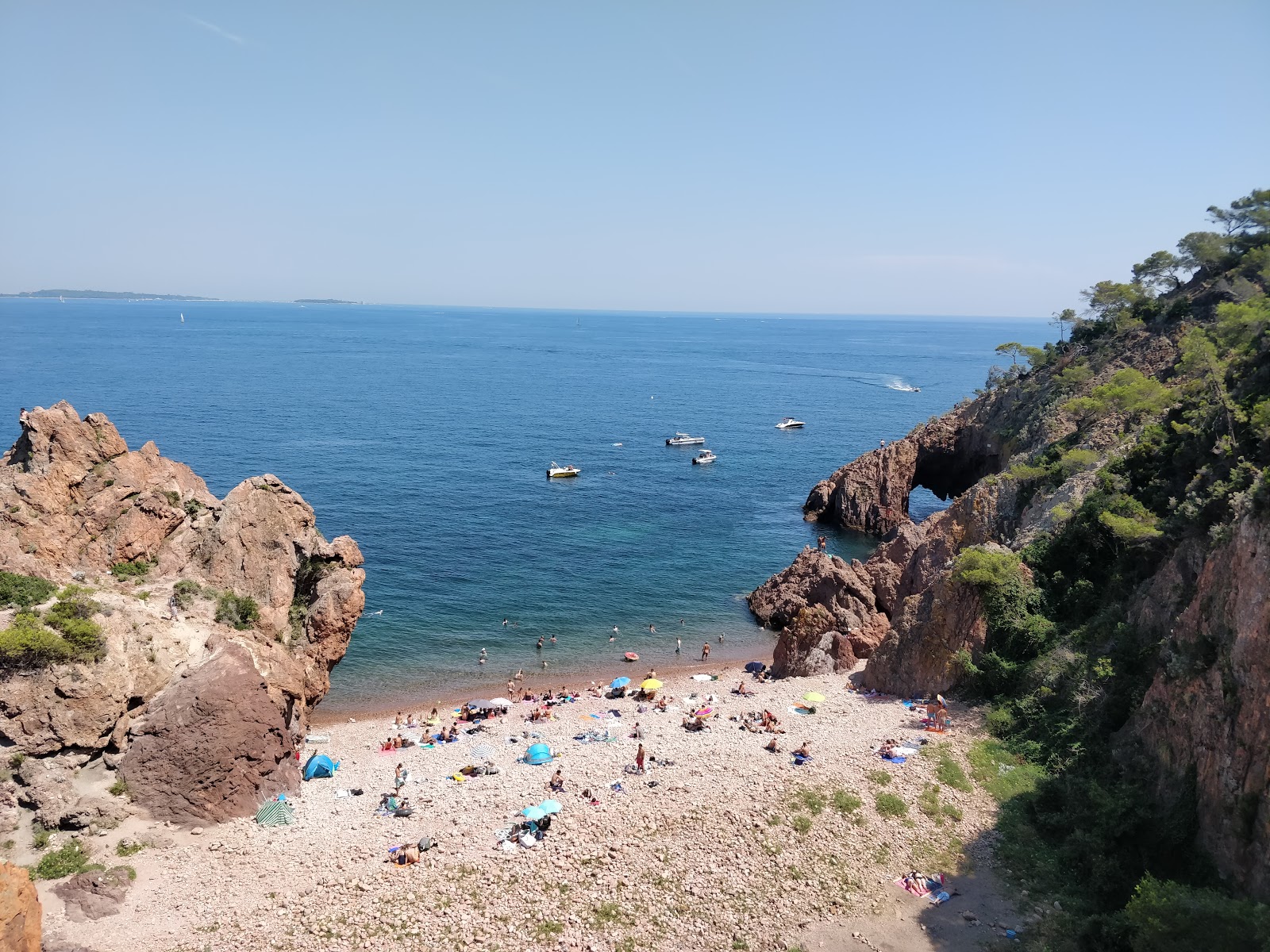Foto di Creek Aiguille con una superficie del ciottoli marroni