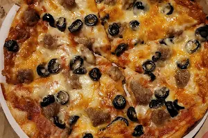 Alumni Pizza Quincy image