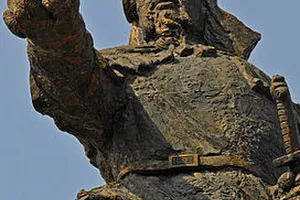 Tran Hung Dao Statue image