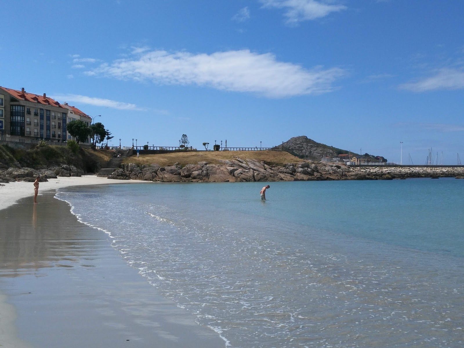 Foto de Praia Da Cruz con arena blanca superficie