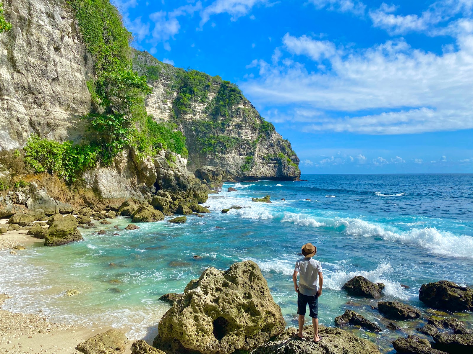 Foto von Tembeling Beach mit kleine bucht