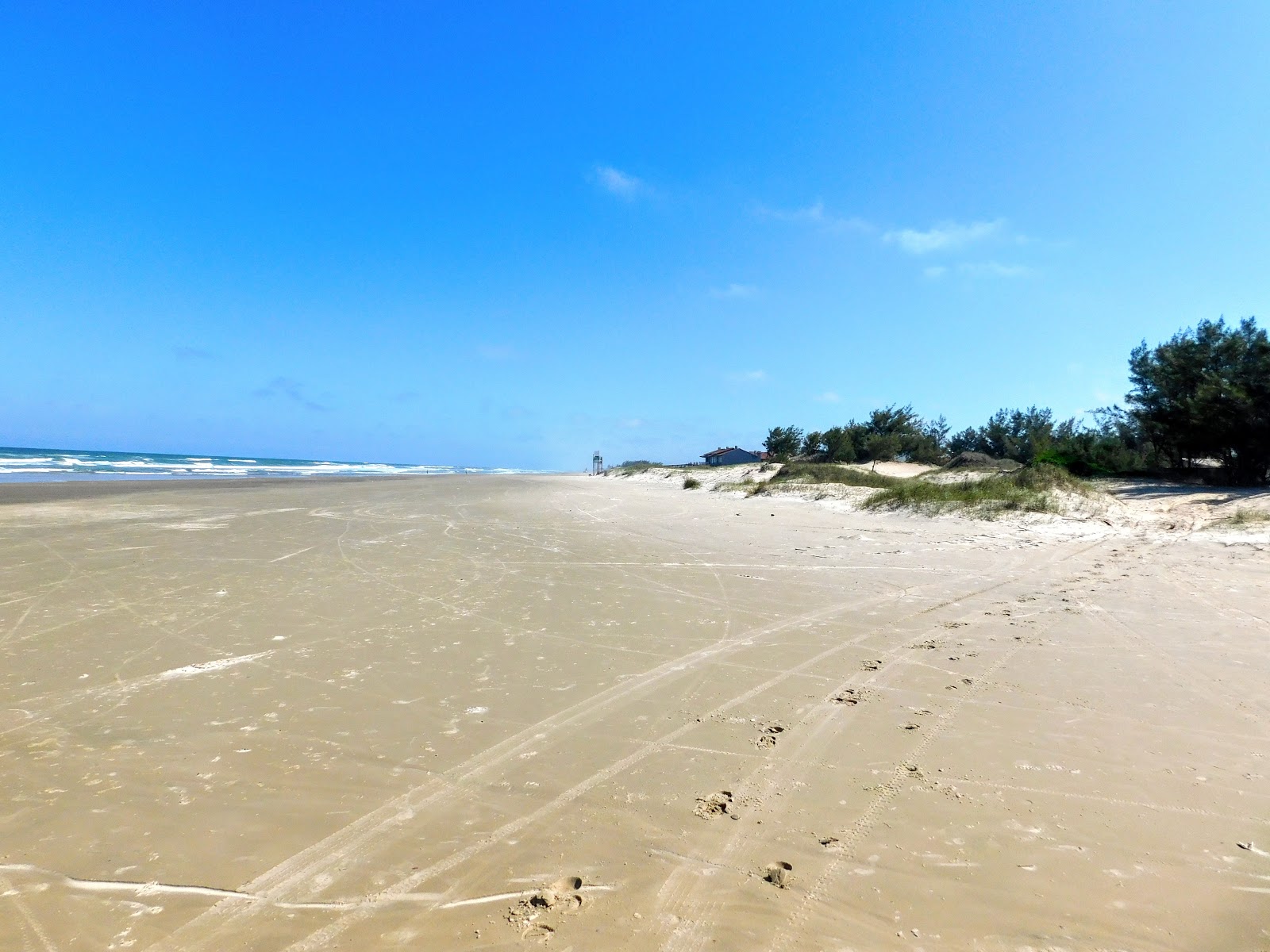 Foto de Praia Maristela com água turquesa superfície