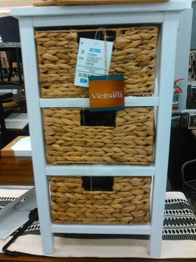 Shopping Mall «Powell Street Plaza Shopping Center», reviews and photos, 5795 Christie Ave, Emeryville, CA 94608, USA