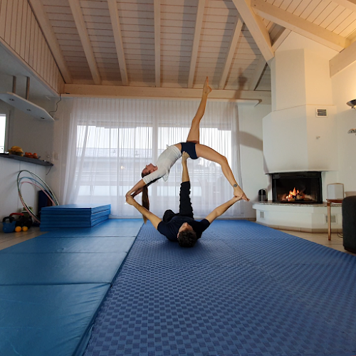 Grass and Sand AcroYoga - Yoga-Studio