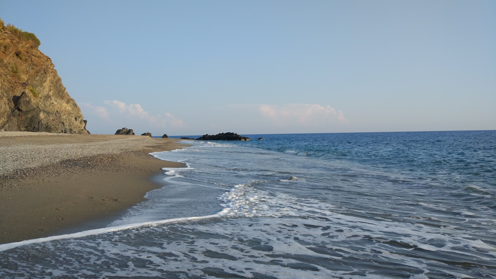 Demiroren beach'in fotoğrafı geniş plaj ile birlikte