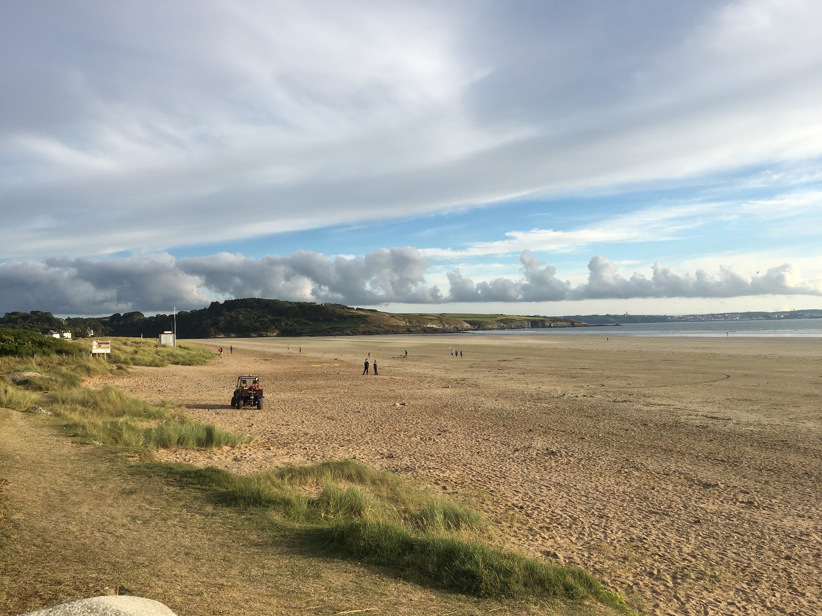 Foto van Plage de Sainte-Anne en de nederzetting