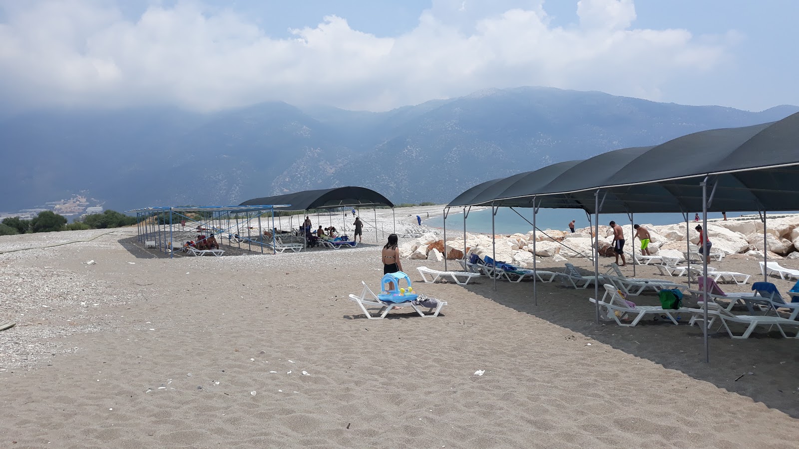 Foto von Gokliman Beach II mit beiger sand & kies Oberfläche