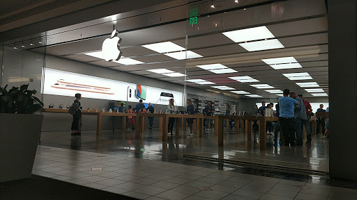 Computer Store «Apple Solomon Pond Mall», reviews and photos, 601 Donald Lynch Blvd, Marlborough, MA 01752, USA