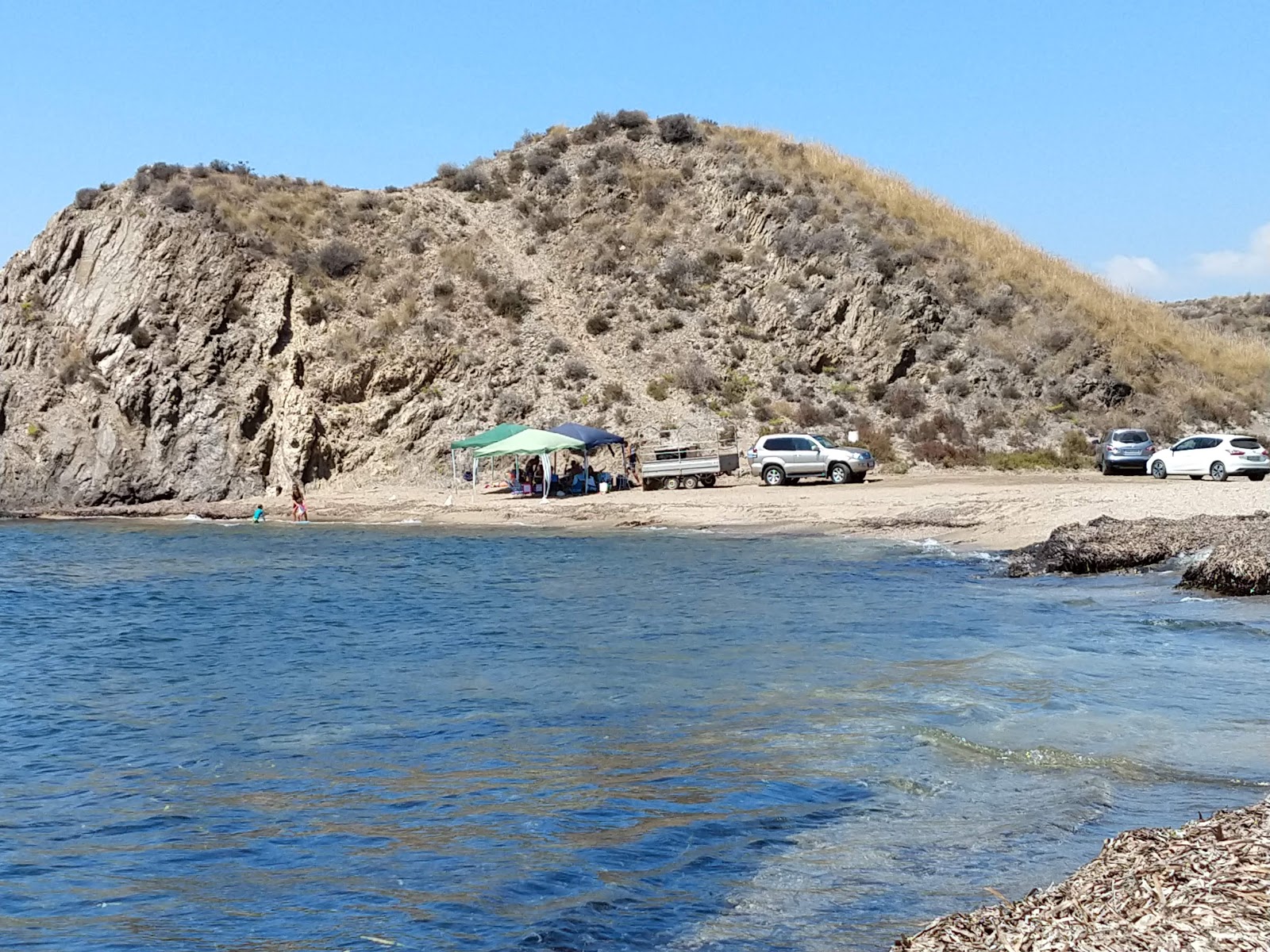 Foto von Cala del Pino mit brauner muschelsand Oberfläche