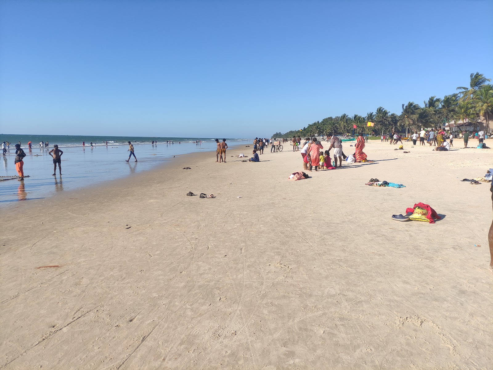 Foto di Malpe Beach con una superficie del sabbia beige