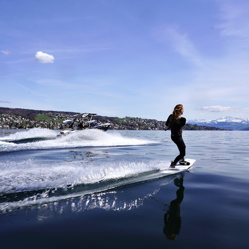 Wakeboarden und Wakesurfen mit happy boat ab Zollikon