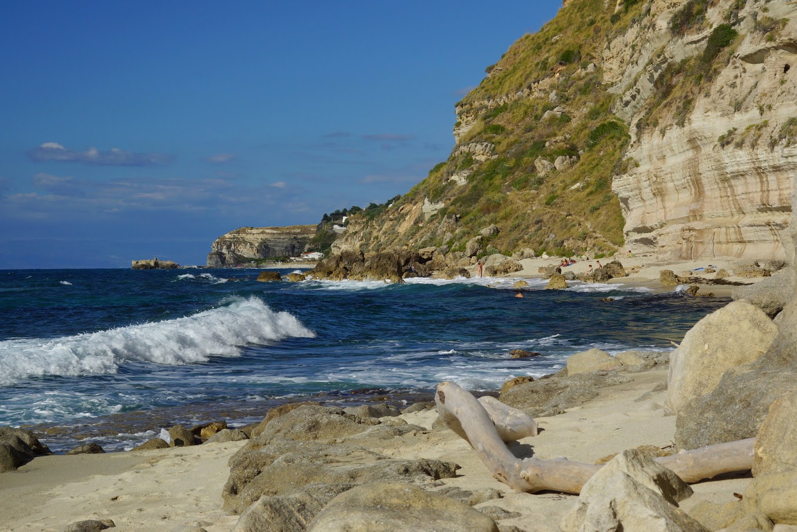 Spiaggia nascosta'in fotoğrafı mavi sular yüzey ile