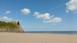 Zdjęcie Oxwich Bay beach otoczony górami