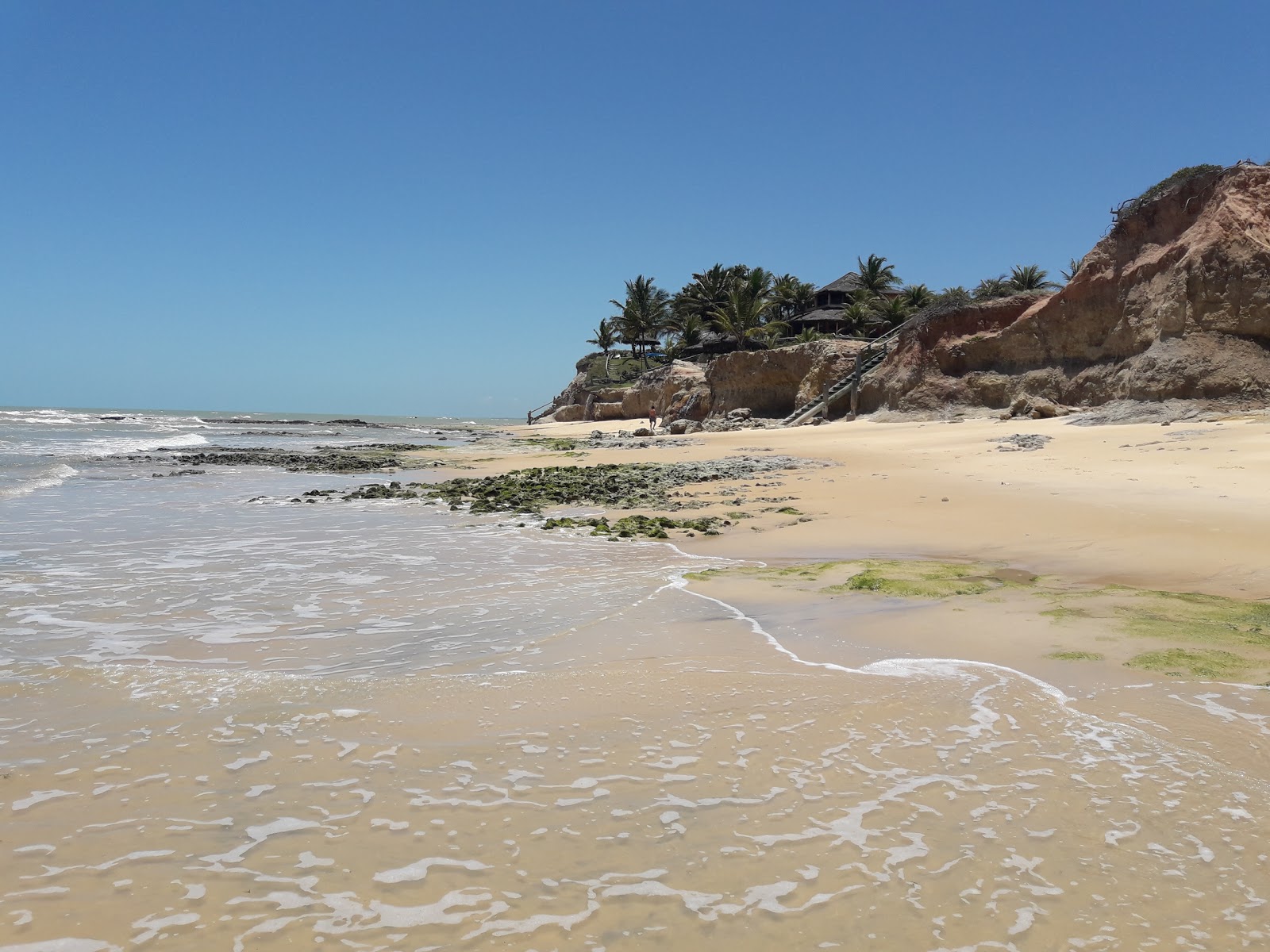 Photo de Plage de Tororao entouré de montagnes