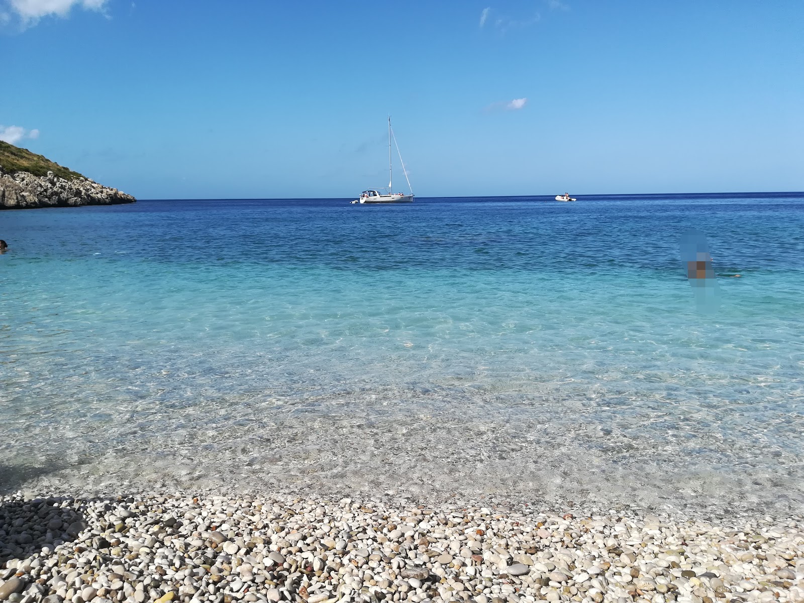 Foto di Spiaggia dello Zingaro con una superficie del acqua cristallina