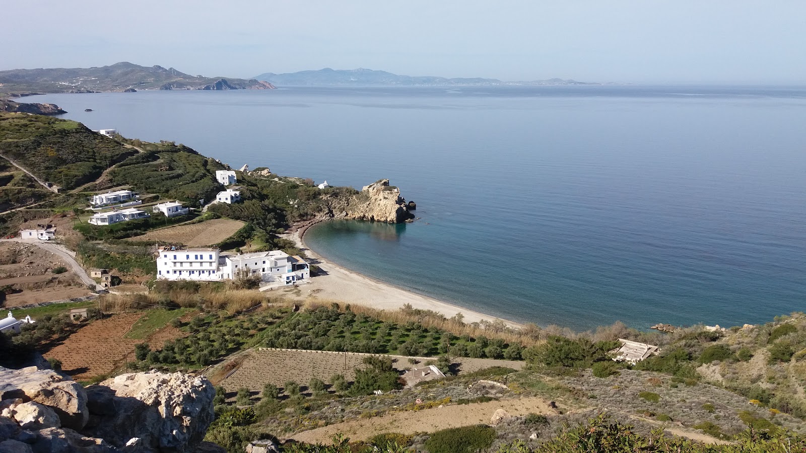 Foto de Paralia Avraam con agua cristalina superficie