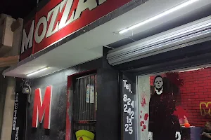 Pizzas La Mozzarella image