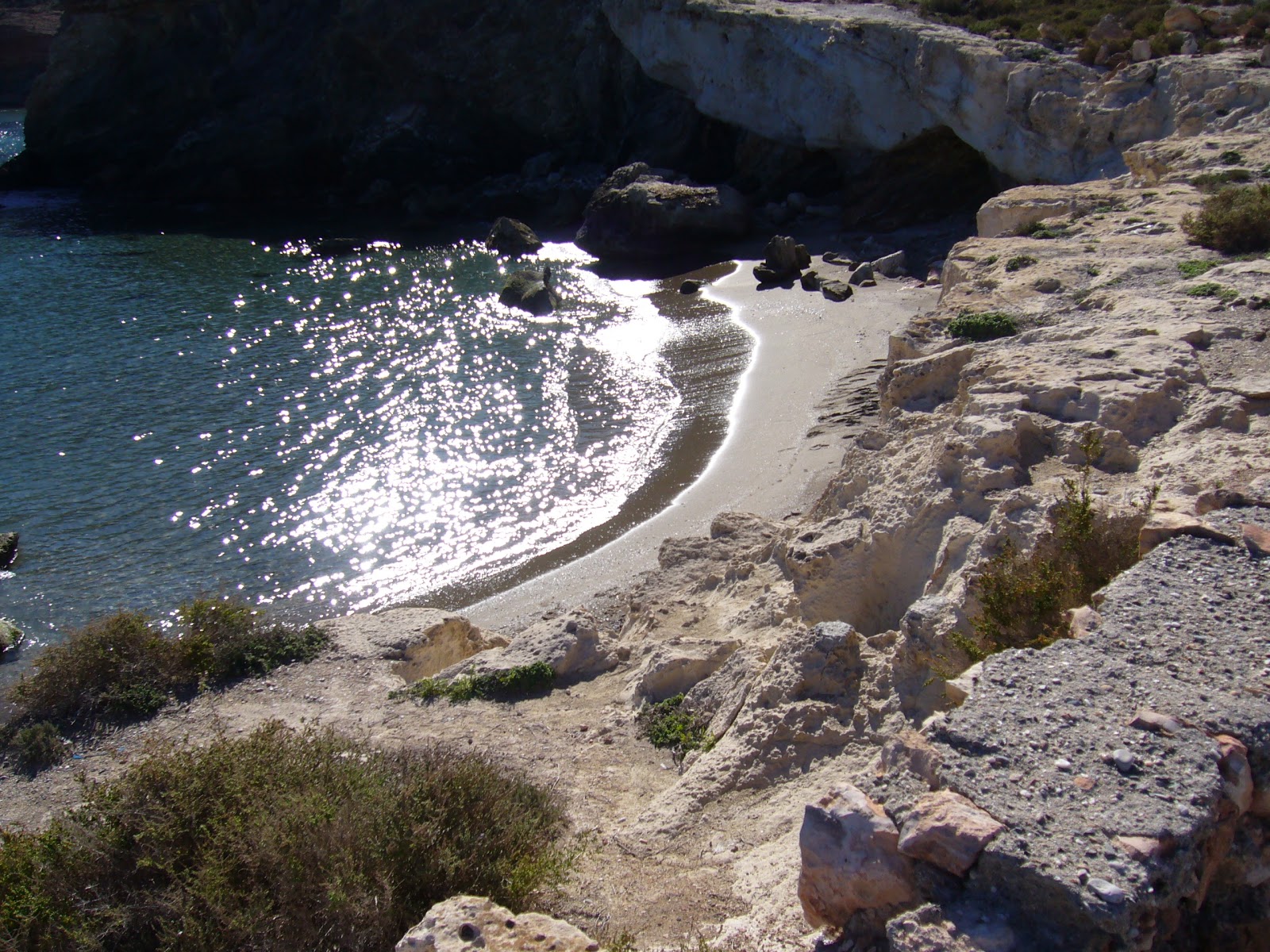 Foto von Playa de Calabarrilla mit brauner sand Oberfläche