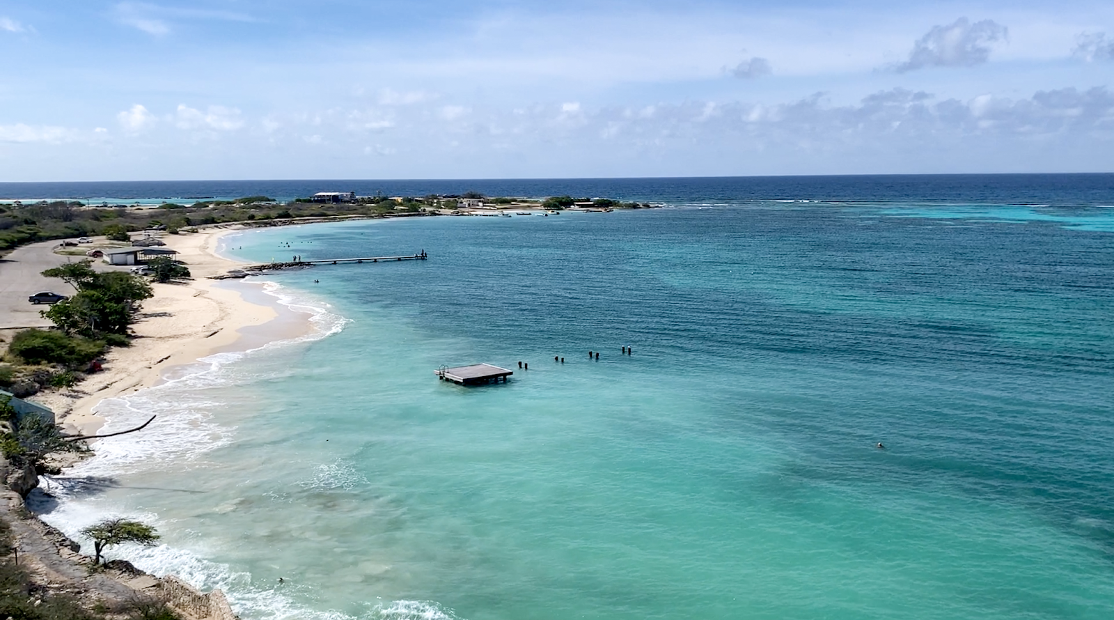 Rodger's beach的照片 带有碧绿色纯水表面