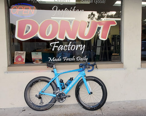 Donut Shop «Jupiter Donut Factory», reviews and photos, 141 Center St, Jupiter, FL 33458, USA