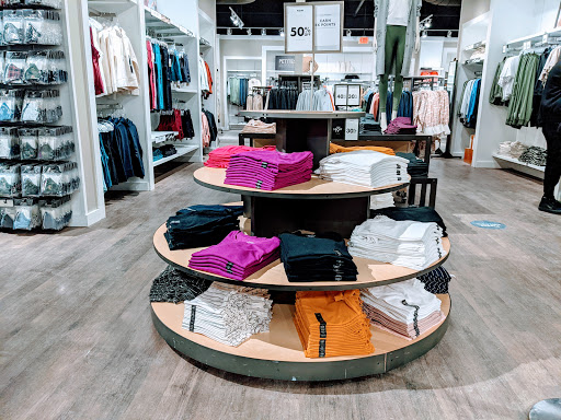 Clothing Store «Banana Republic», reviews and photos, 103 S Washington St, Naperville, IL 60540, USA