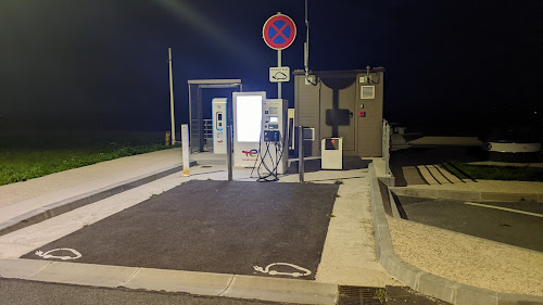 Borne de recharge de véhicules électriques TotalEnergies Station de recharge Widehem