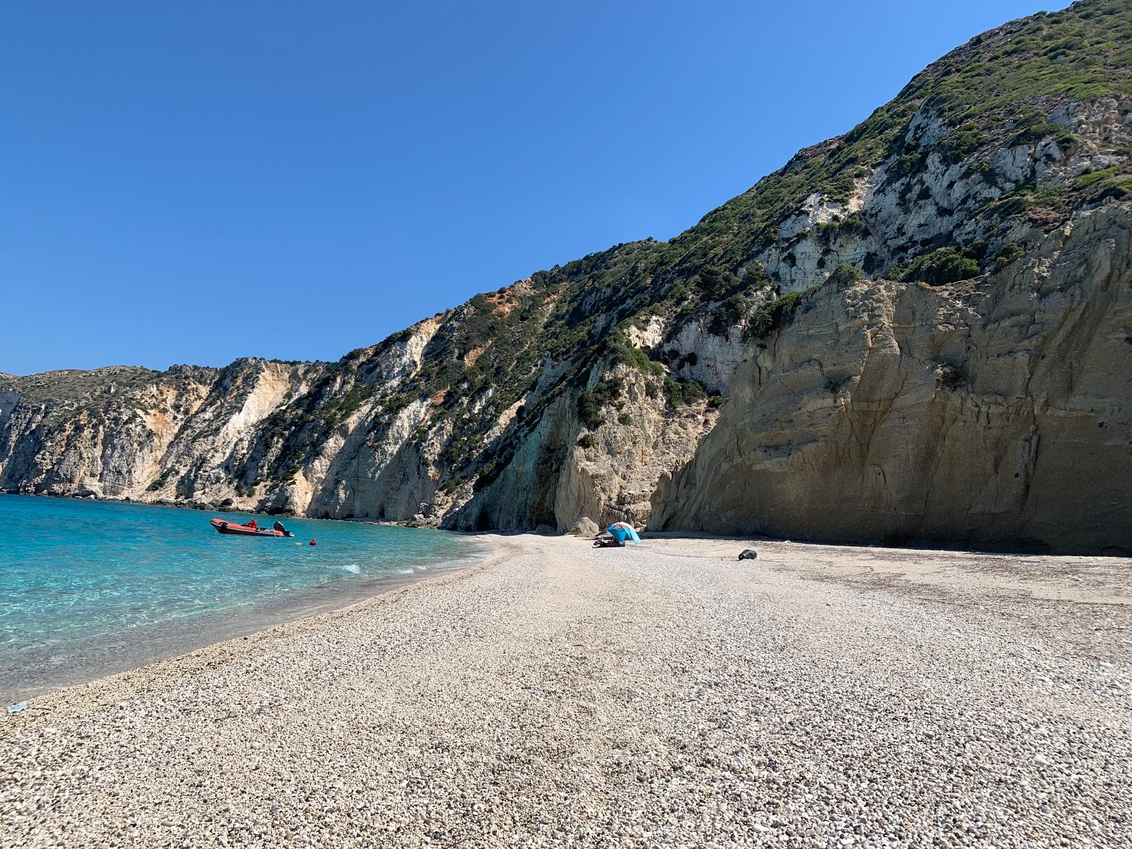 Foto di Paralia Petani III con una superficie del piccoli ciottoli beige