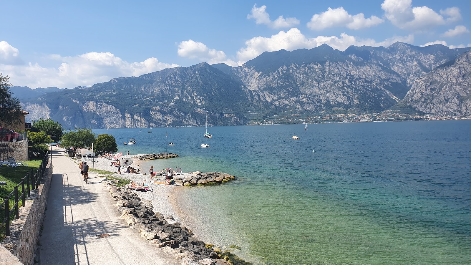 Foto af Malcesine bathing beach - populært sted blandt afslapningskendere