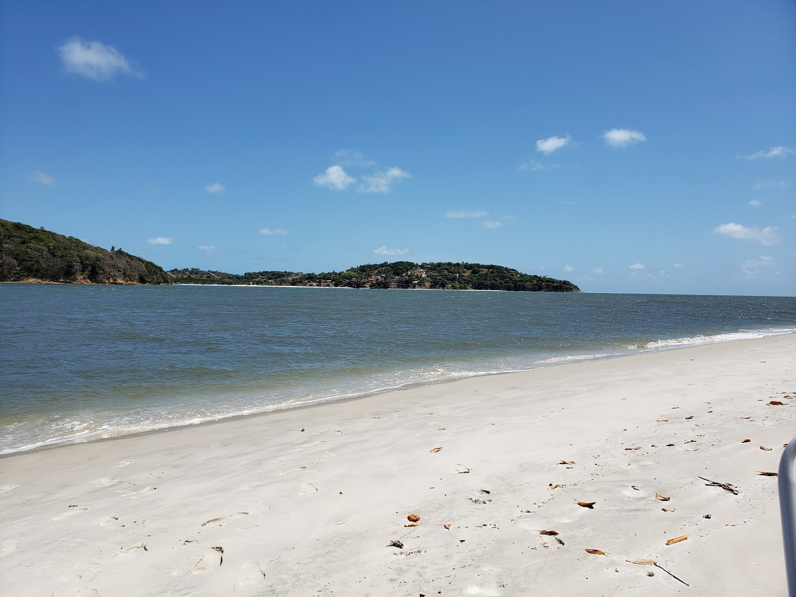 Foto av Pontal de Itamaraca med turkos rent vatten yta