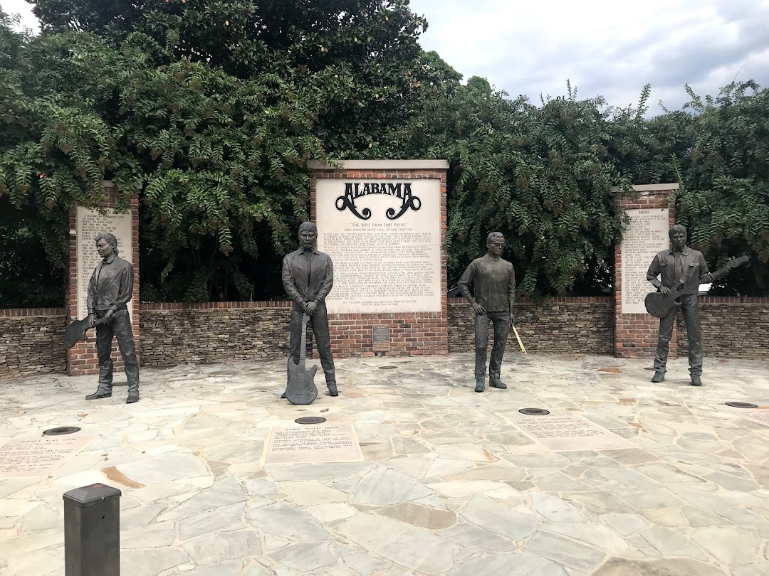 Alabama Band Statues in the city Fort Payne