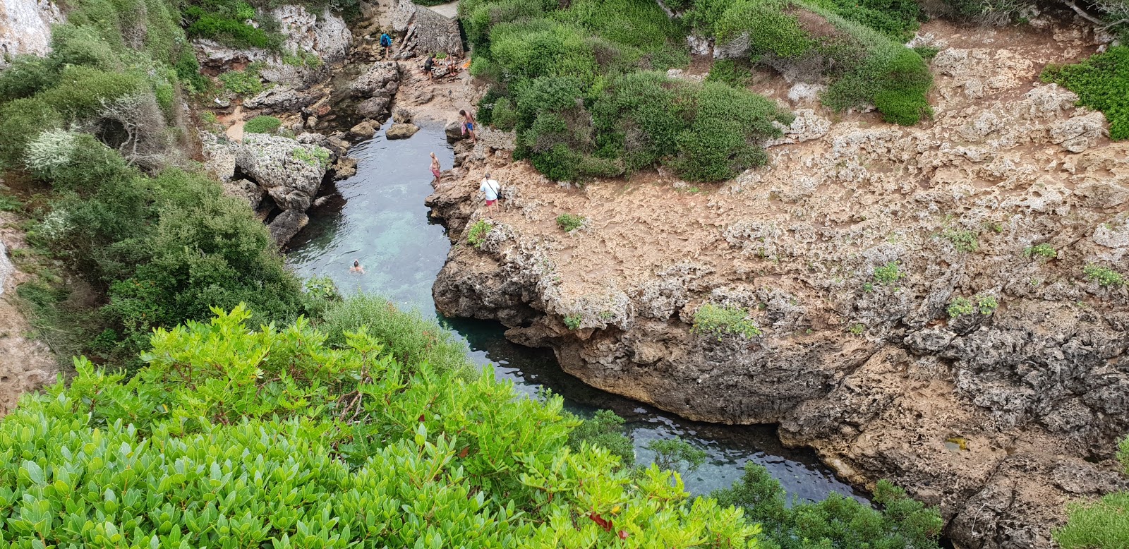 Cala Rafalet的照片 带有碧绿色纯水表面