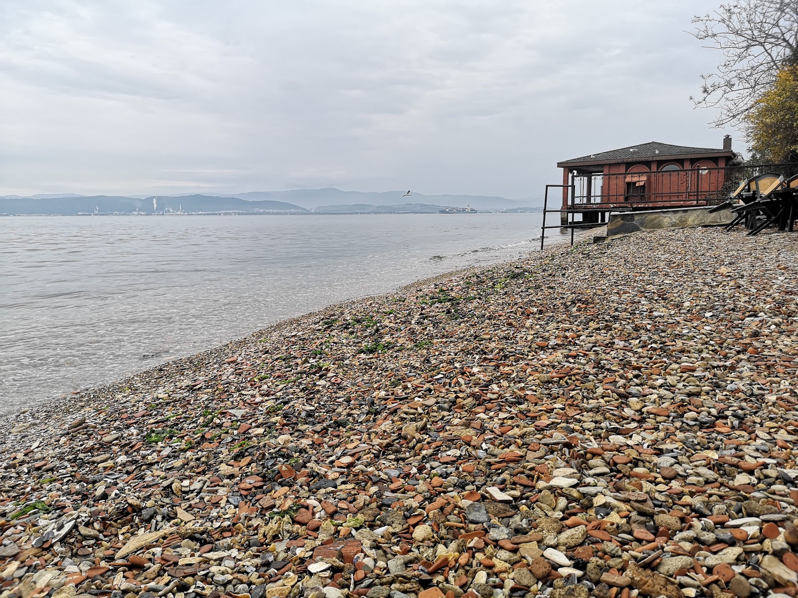 Foto von Darica beach II mit braune kiesel Oberfläche