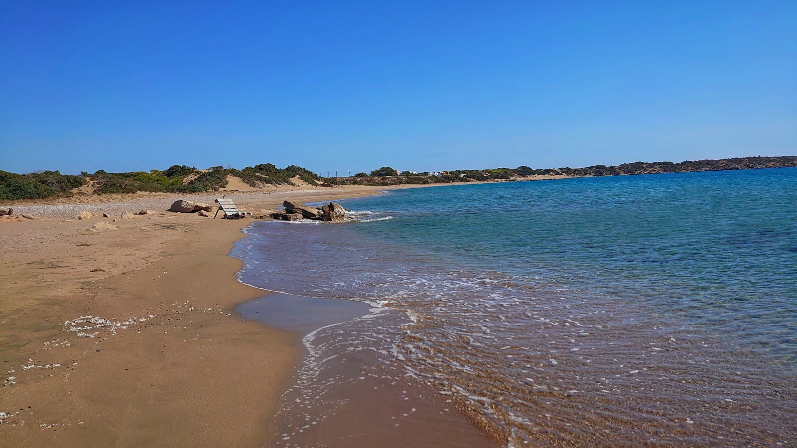 Agios Georgios Beach'in fotoğrafı mavi saf su yüzey ile